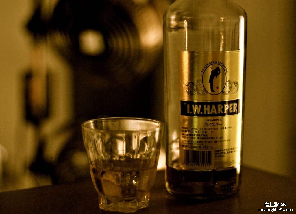 经典的 IW Harper 波本酒瓶（图片来自 soranyan/flickr