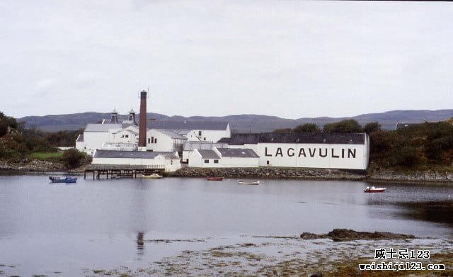 Lagavulin 是一种泥煤威士忌。