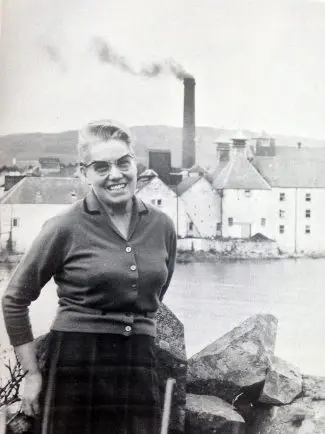 Bessie Williamson 在 Laphroaig 酿酒厂前摆姿势。 图片由拉弗格提供。