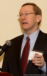 DISCUS 首席经济学家 David Ozgo 在 2013 年 2 月 6 日的新闻发布会上介绍了 2012 年美国烈酒销售数据。 