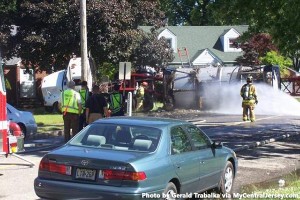 消防队员和警察对 2013 年 6 月 5 日星期三在新泽西州伍德布里奇坠毁并起火的苏格兰威士忌油罐车做出反应。 Gerald Trabalka 通过 MyCentralJersey.com 拍摄。 