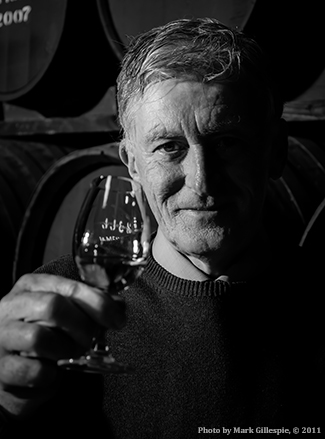 退休的米德尔顿酒厂酿酒大师巴里·克罗克特。 照片 © 2011 年，马克·吉莱斯皮 (Mark Gillespie) 拍摄。