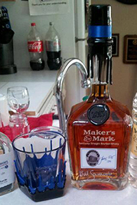 Bardstown 警察总部的一瓶 Maker 的 Mark Jason Ellis 纪念版。 照片由 WDRB-TV 提供。