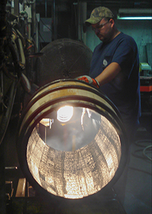 在这张 2008 年的档案照片中，一名独立木板公司的库珀在该公司位于肯塔基州黎巴嫩的制桶厂检查波本酒桶。 照片 © 2008 马克·吉莱斯皮 (Mark Gillespie)。