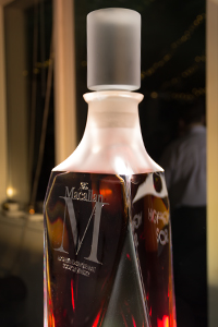 为 The Macallan M Single Malt Scotch Whisky 打造的 4 个 6 升 Lalique 醒酒器之一。 照片 © 2013 年，马克·吉莱斯皮 (Mark Gillespie) 拍摄。