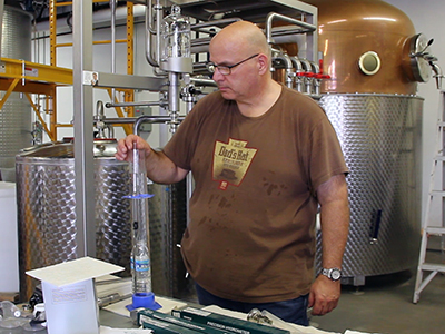 Dad's Hat 联合创始人 Herman Mihalich 于 2013 年 8 月 23 日在酿酒厂测试烈酒。图片 ©2013，Mark Gillespie。 