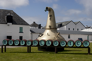 位于苏格兰艾莱岛上的 Bruichladdich 酿酒厂。 照片 © 2010 马克·吉莱斯皮 (Mark Gillespie)。