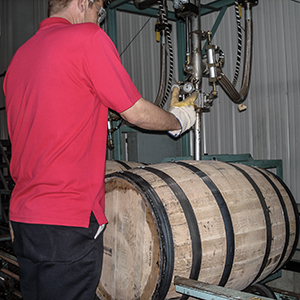 Maker's Mark Distillery 的工人用“白狗”酒填充新桶。 照片 © 2008 马克·吉莱斯皮 (Mark Gillespie)。