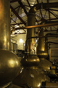 苏格兰达夫敦 Mortlach 酿酒厂的蒸馏室。 照片 © 2013 年，马克·吉莱斯皮 (Mark Gillespie) 拍摄。
