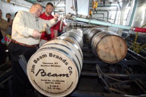 Fred Noe 和他的儿子 Freddie Noe 在肯塔基州克莱蒙的一个仪式上敲打了 Beam 自 1933 年禁酒令结束以来的第 1300 万桶威士忌。 照片由梁提供。