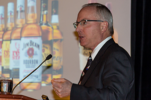 Beam 的 Bill Newlands 于 2013 年 4 月 4 日在纽约市举行的 2013 年世界威士忌大会上发表讲话。 照片 © 2013 年，马克·吉莱斯皮 (Mark Gillespie) 拍摄。