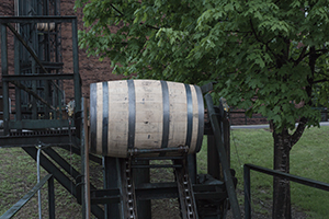 Buffalo Trace Distillery 的桶式传送带。 图片 © 2011 马克·吉莱斯皮 (Mark Gillespie)。