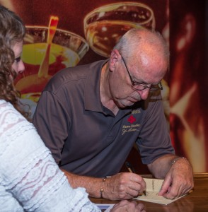 四玫瑰蒸馏大师 Jim Rutledge 在 2013 年 9 月 18 日肯塔基波本音乐节期间签名。照片 ©2013 由 Mark Gillespie。
