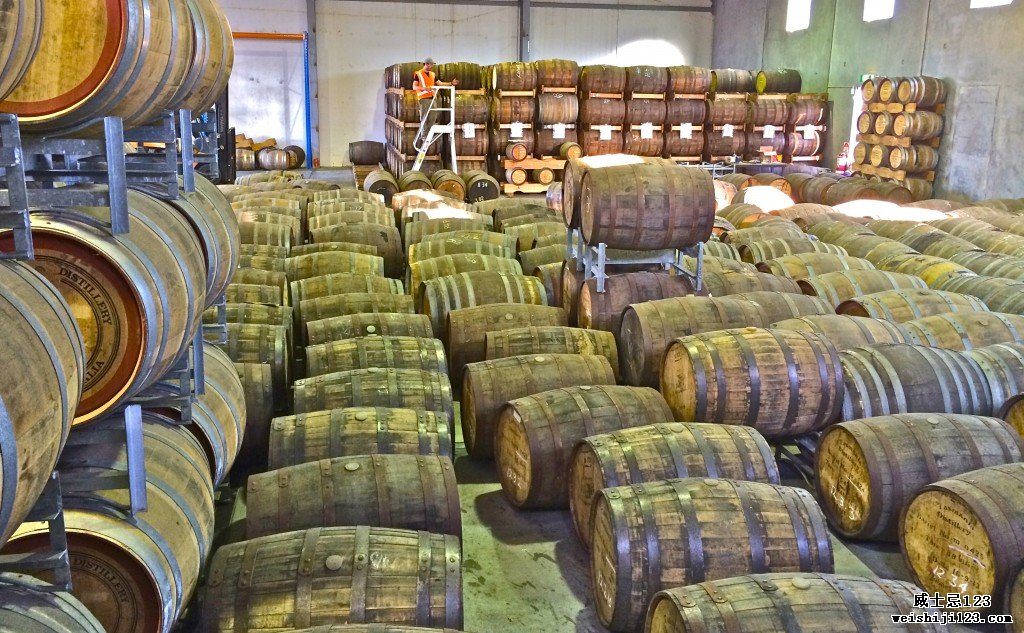 塔斯马尼亚酿酒厂位于澳大利亚剑桥的新工厂等待堆放的酒桶。 照片由塔斯马尼亚酿酒厂提供。