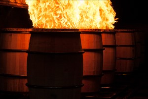 在肯塔基州路易斯维尔的 Brown-Forman 制桶厂烧焦的桶。 照片 © 2011 马克·吉莱斯皮。