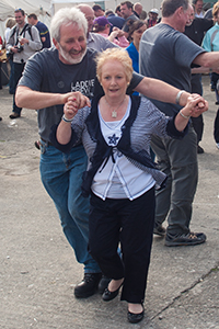 Duncan McGillivray 于 2010 年 5 月在酒厂举行的 Feis Ile ceilidh 期间与一位客人跳舞。照片 ©2010 由 Mark Gillespie 拍摄。 