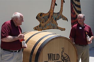 2011 年 6 月，Wild Turkey 的 Jimmy 和 Eddie Russell 在 Wild Turkey 的新酿酒厂落成典礼期间。照片 ©2011，Mark Gillespie。