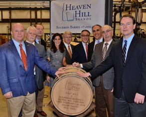2015 年 2 月 10 日，Heaven Hill 高管在仪式上庆祝公司第 700 万桶威士忌的灌装。图片由 Heaven Hill Brands 提供。 