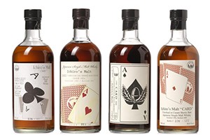这套 4 瓶 Ace 来自 Ichiro Akuto 的羽生扑克牌系列，在 2015 年 2 月 6 日的邦瀚斯香港威士忌拍卖会上拍出了 25,799 美元的高价。图片由邦瀚斯提供。 