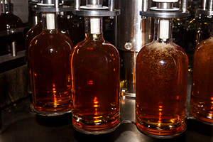 2011 年 9 月在 Bruichladdich Distillery 的装瓶线上灌装威士忌酒瓶。照片 ©2011，Mark Gillespie。