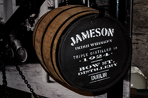 都柏林旧詹姆森酿酒厂展出的詹姆森酒桶。 照片 © 2011 马克·吉莱斯皮。