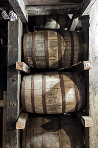 波本酒桶在肯塔基州克莱蒙的 Jim Beam 仓库中成熟。 照片 © 2012 马克·吉莱斯皮。