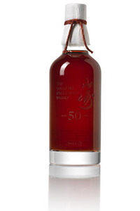 这款山崎 50 年威士忌于 2014 年 8 月 15 日在香港邦瀚斯拍卖行拍出 33,190 美元的高价。图片由邦瀚斯提供。 