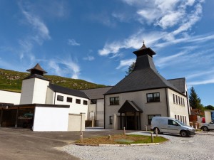 苏格兰 Ardnamurchan 酿酒厂的外观。 图片由 Adelphi Distillery, Ltd. 提供
