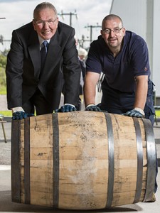 2014 年 8 月 8 日，前 Benromach 酿酒师 Tom Anderson（左）和 Brian Williams 将第一桶威士忌推入 Benromach 的新仓库。图片由 Gordon & MacPhail 提供。 