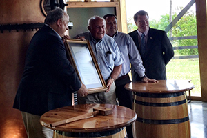 Jimmy Russell (C) 接受肯塔基酿酒商协会主席 Joe Fraser (L)、Wild Turkey 的 Rick Robinson（右二）和 KDA 总裁 Eric Gregory（最右）授予的终身名誉会员资格。 照片由 KDA 提供。