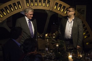 2014 年 10 月 23 日，在 Midleton Distillery 的一次晚宴上，爱尔兰酿酒师名誉酿酒师 Barry Crockett (L) 和 Master Distiller Brian Nation 讨论了 Midleton 非常罕见的 30 周年珍珠版。照片 ©2014，Mark Gillespie。 