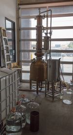 位于肯塔基州鲍灵格林的 Corsair Artisan 酿酒厂的蒸馏器。 照片 © 2013 年，马克·吉莱斯皮 (Mark Gillespie) 拍摄。