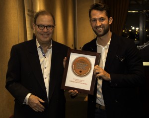 加拿大威士忌奖创始人 Davin de Kergommeaux 于 2015 年 2 月 15 日将加拿大年度威士忌奖颁发给 Brown-Forman 的 Chase Stampe。照片 ©2015，Mark Gillespie。