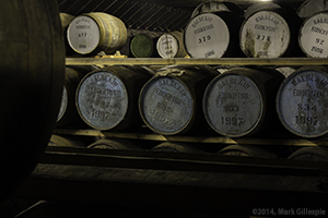 Balblair Distillery 仓库中的木桶，2014 年 11 月。照片 ©2014，Mark Gillespie。