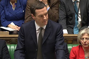 2015 年 3 月 18 日，英国财政大臣乔治·奥斯本 (George Osborne) 向议会提交了预算。图片由 BBC 新闻提供。 