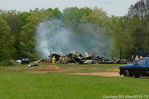 消防队员于 2015 年 4 月 24 日在肯塔基州哈丁的 Silver Trail 酿酒厂爆炸现场。照片由 Bill Allen 和 KFVS-TV 提供。