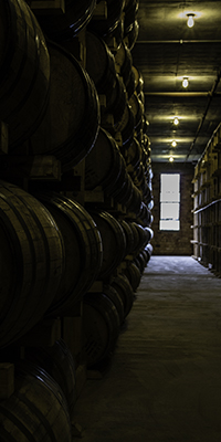位于肯塔基州法兰克福的 Buffalo Trace Distillery 的仓库。 照片 © 2015 年，马克·吉莱斯皮 (Mark Gillespie) 拍摄。