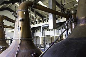 帝亚吉欧位于苏格兰埃尔金的林克伍德酿酒厂的蒸馏室。 照片 © 2015 年，马克·吉莱斯皮 (Mark Gillespie) 拍摄。