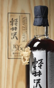 2015 年 8 月 28 日，1960 年轻井泽“The Cockerel”酒瓶以 118,548 美元的价格售出日本威士忌。图片由 Bonhams 提供。 