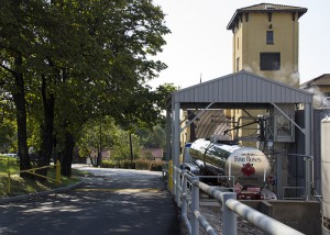 一辆四朵玫瑰油罐车准备将新的烈酒从酿酒厂运送到肯塔基州考克斯克里克的四朵玫瑰成熟和装瓶设施。 照片 © 2012 马克·吉莱斯皮。