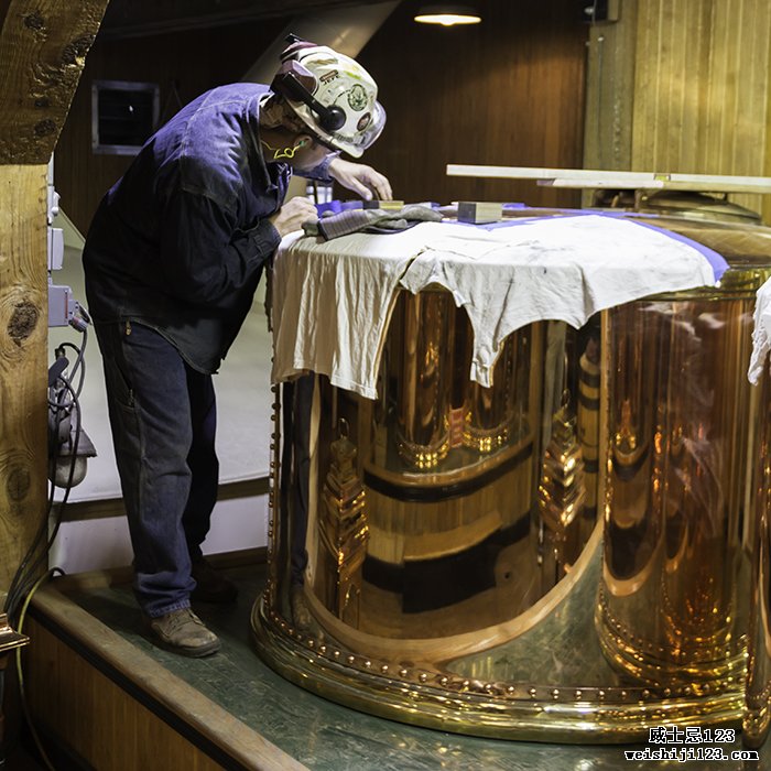 Vendome Copper & Still Works 技术人员准备在肯塔基州洛雷托的 Maker's Mark Distillery 的一套新蒸馏器上安装两个“试用盒”中的一个。 照片 © 2015 年，马克·吉莱斯皮 (Mark Gillespie) 拍摄。