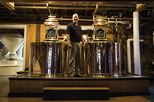 Maker's Mark 酿酒大师 Greg Davis 在静止的房子里。 照片 © 2015 年，马克·吉莱斯皮 (Mark Gillespie) 拍摄。