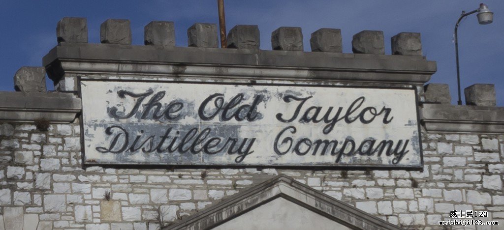旧泰勒酿酒厂入口上方的原始标志。 照片 © 2012 马克·吉莱斯皮。