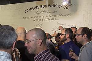 2015 年 9 月 28 日，巴黎威士忌现场表演期间，Compass Box 展位上的法国威士忌饮用者。照片 ©2015，Mark Gillespie。 
