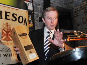 Taoisech Enda Kenny 在爱尔兰 Distillers Midleton 工厂