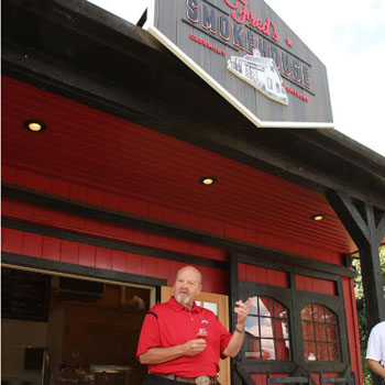 第七代酿酒大师兼 Jim Beam 的曾孙 Frederick "Fred" Booker Noe III 在他的新同名餐厅 Fred's Smokehouse 盛大开业时向客人举杯祝酒。