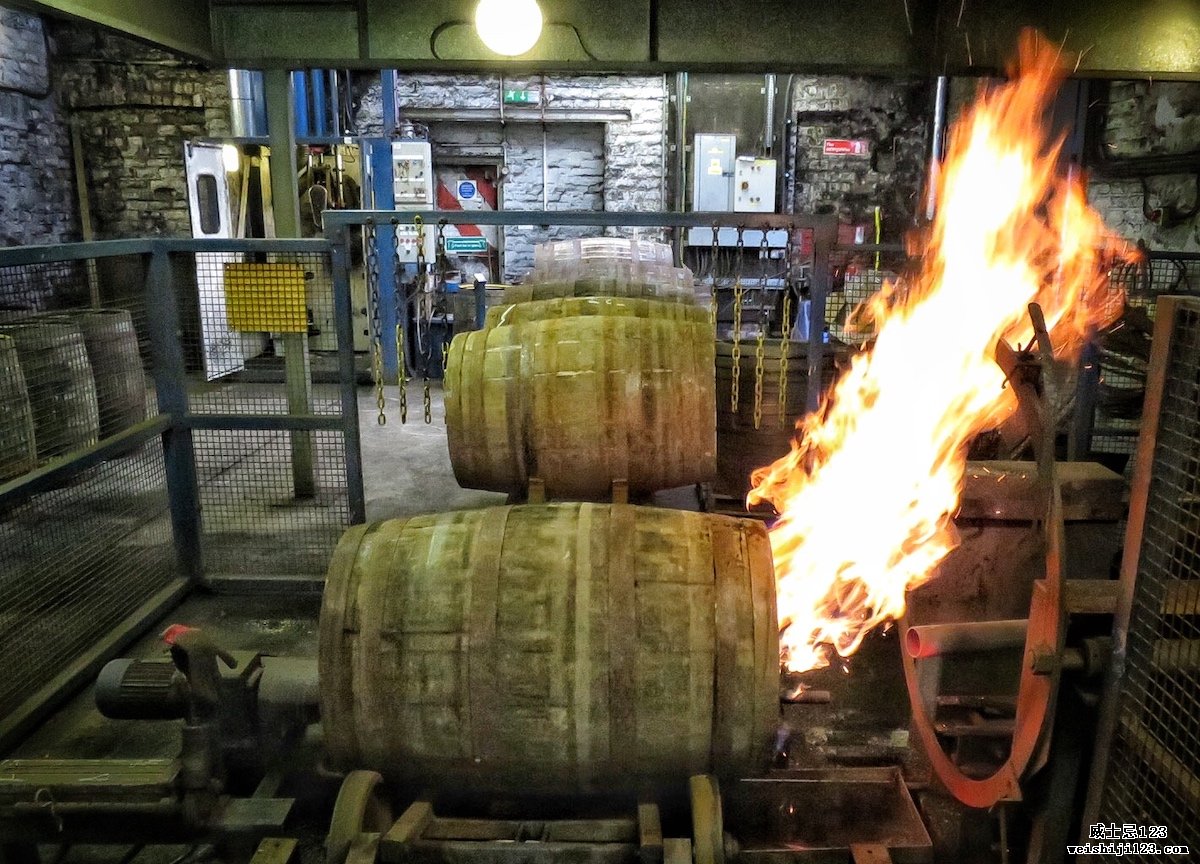 木桶在 Loch Lomond 酿酒厂被烧焦