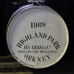 酒厂仓库中的高原骑士 1968 年桶之一。 文件照片 ©2013，Mark Gillespie/CaskStrength Media。