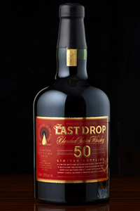 最后一滴 50 年混合苏格兰威士忌。 图片由 Last Drop Distillers 提供。